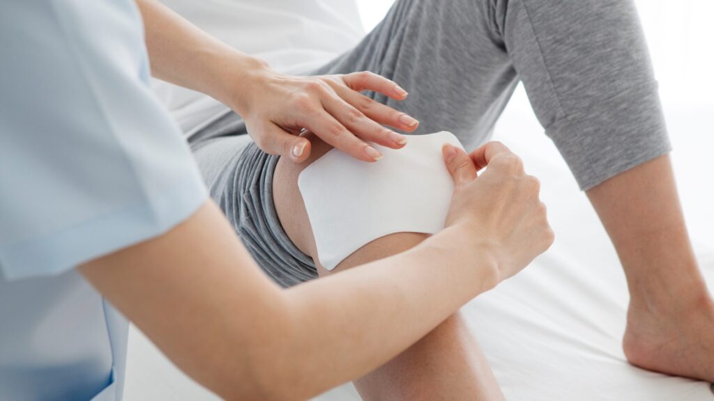 医療用湿布は薬局で処方なしでも買える？零売の対象と条件を解説